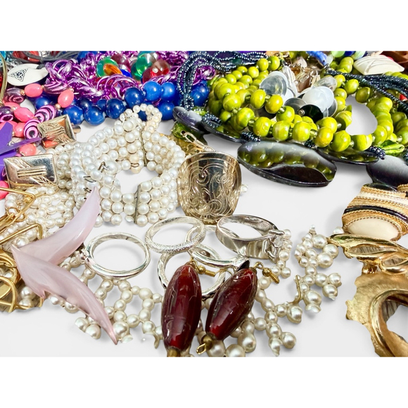 Huge Vintage Jewelry Lot 107 pcs Mixed Necklaces Bracelets Earrings Brooches - Picture 12 of 16